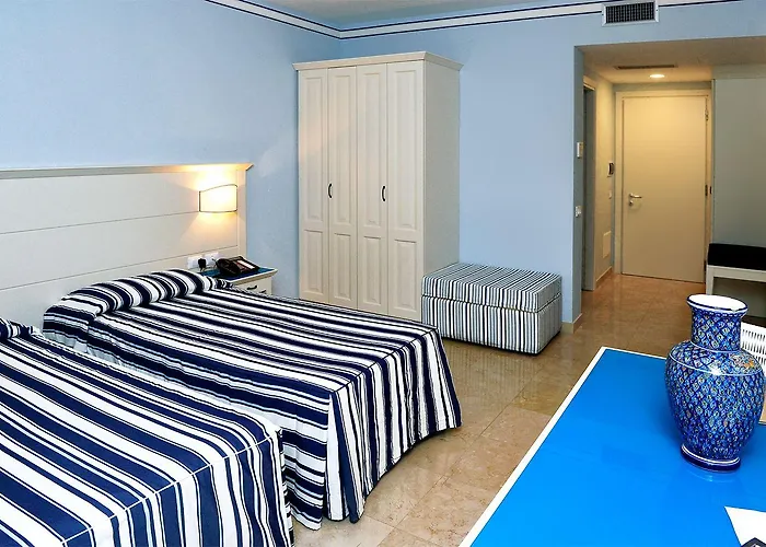 Aparthotel Cala La Luna 4*